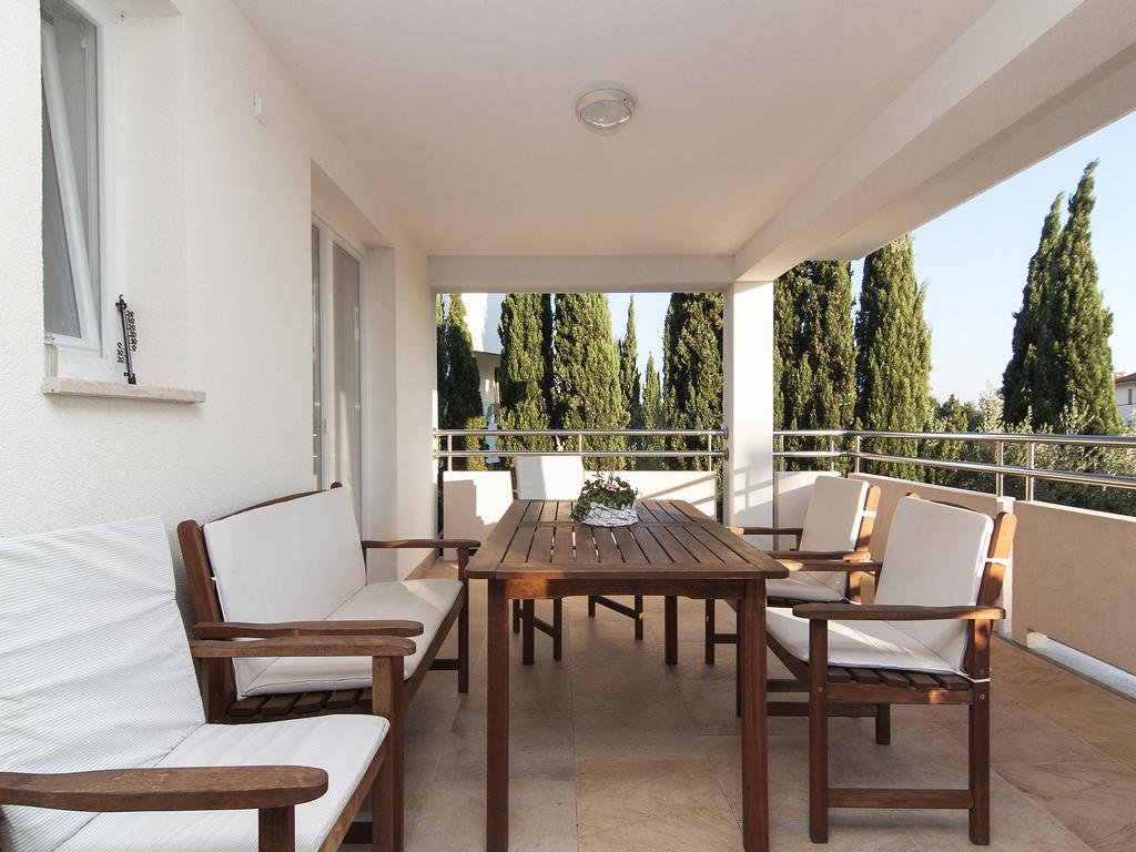 Apartments Ceja Near Sea Medulin Exterior photo