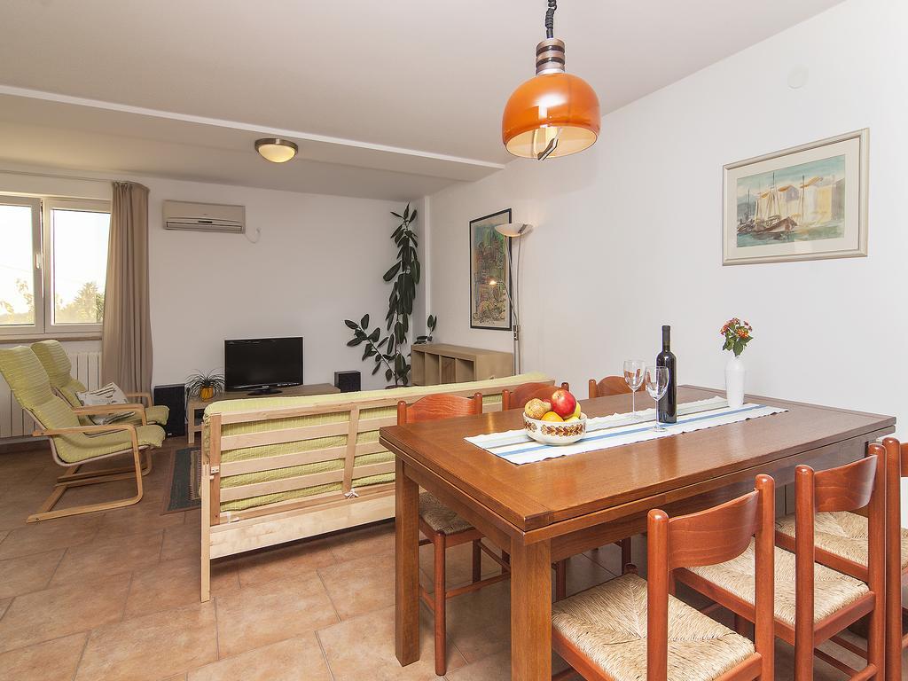 Apartments Ceja Near Sea Medulin Exterior photo